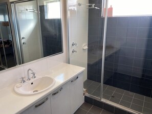 Douche, sèche-cheveux, serviettes fournies, papier toilette