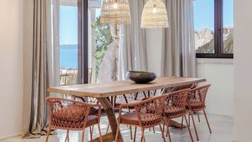 Deluxe Suite, 2 Bedrooms, with Garden | Opholdsområde | 50-tommers smart-tv med digitale kanaler, iPad, premierefilm