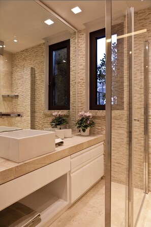 Asciugacapelli, accappatoio, bidet, asciugamani