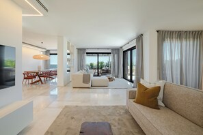 Comfort Apartment, 3 Bedrooms | Living area
