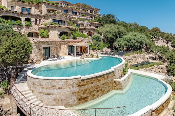 2 outdoor pools