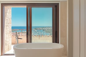 Deluxe Apartment, 3 Bedrooms | Bathroom | Hair dryer, towels, soap, shampoo