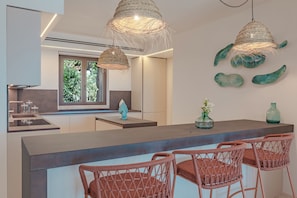 Deluxe Apartment, 3 Bedrooms | Private kitchen | Fridge, oven, stovetop, cookware/dishes/utensils