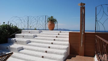 Signature-Suite, 3 Schlafzimmer, Meerblick, Executive-Etage | Terrasse/Patio