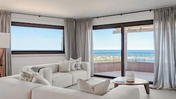 Deluxe-Apartment, 3 Schlafzimmer, Terrasse, Meerblick | Wohnbereich