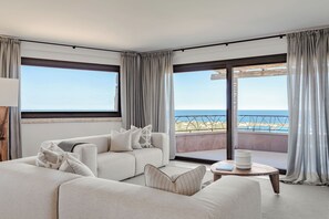 Deluxe Apartment, 3 Bedrooms, Terrace, Sea View | Living area