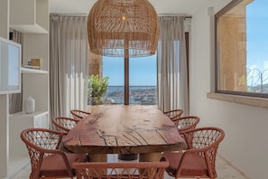 Deluxe Apartment, 3 Bedrooms | Dining room