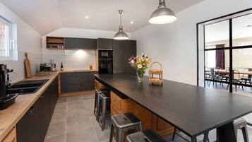 Jääkaappi, mikroaaltouuni, uuni, astianpesukone