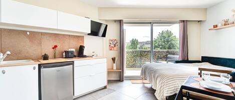 Iron/ironing board, free WiFi, bed sheets