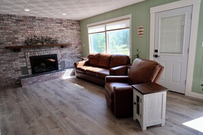 Living area - Home on the Missouri River (Cascade)