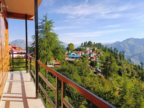 Rustic Charm , Deodar Room with Mountain Vibes.
