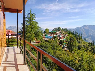 Rustic Charm , Deodar Room with Mountain Vibes.