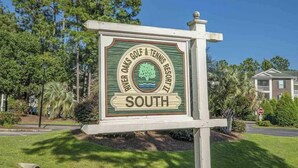A sign for River Oaks Golf & Tennis Resort South.
