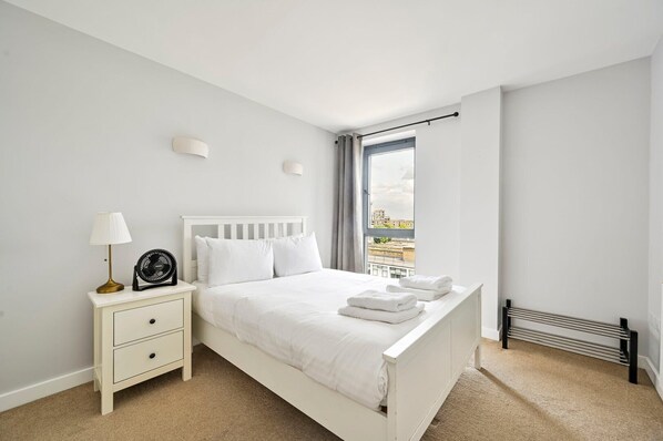 4 bedrooms, iron/ironing board, internet, bed sheets