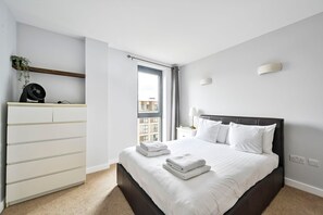 4 bedrooms, iron/ironing board, Internet, bed sheets