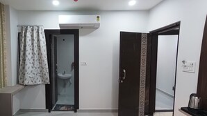 A bathroom with a shower, toilet, and sink. - Hotel Shri Vishwanath (Varanasi)