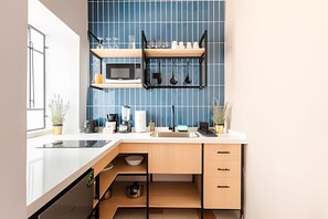 Micro-ondes, cafetière/bouilloire, grille-pain