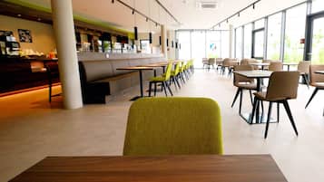 Se ofrece un desayuno bufé (11.50 EUR por persona)
