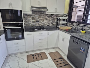 Mikrowelle, Ofen, Geschirrspüler