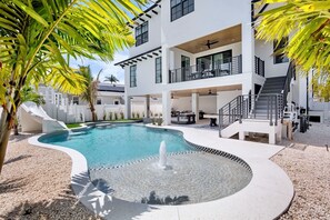 A heated pool - Aqua Breeze: Beautiful New Construction! (Lido Key)