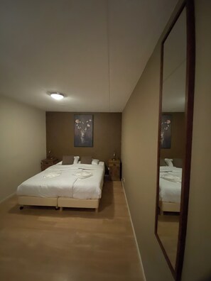 5 bedrooms, in-room safe, desk, iron/ironing board