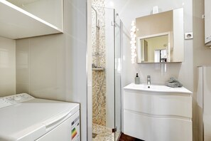 Bathroom - Elegant Studio in Le Marais - Sleeps 4 (Paris)