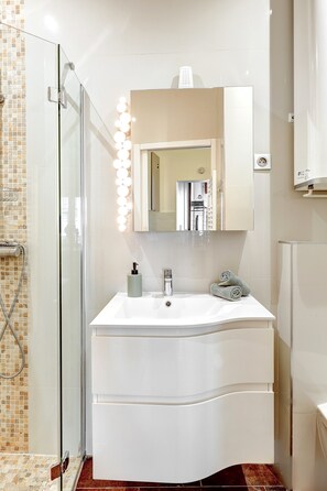 City Studio, 2 Queen Beds, Non Smoking | Bathroom