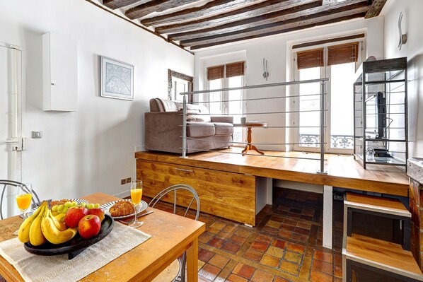 City Studio, 2 Queen Beds, Non Smoking | Living area | 40-inch Smart TV with satellite channels