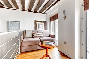 City Studio, 2 Queen Beds, Non Smoking | Living area