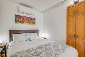 1 bedroom, desk, iron/ironing board, WiFi - Amazing Sunsets Oceanfront View Condo – Kahana Reef 222 (Lahaina)