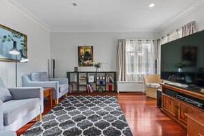 Een televisie en een open haard