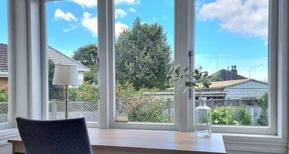 Spacious 5-bedroom Bungalow in Remuera w Parking
