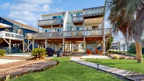 Un hôtel à plusieurs étages doté d’espaces extérieurs aménagés et d’une terrasse couverte.