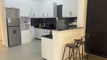 Microondas, horno, placa de cocina