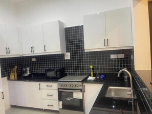 Four à micro-ondes, un four, surface de cuisson