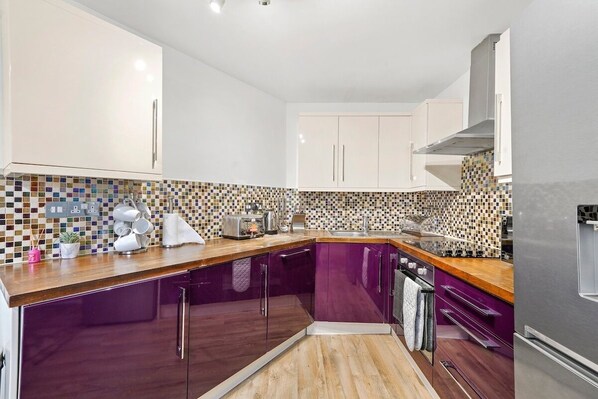 Réfrigérateur, four à micro-ondes, un four, surface de cuisson