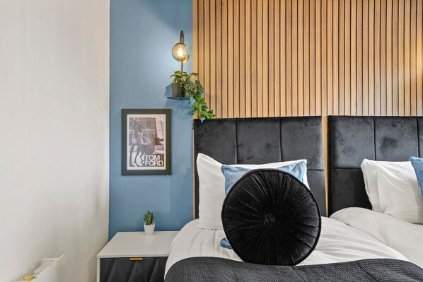 4 bedrooms, iron/ironing board, internet, bed sheets