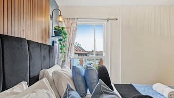 4 bedrooms, iron/ironing board, internet, bed sheets