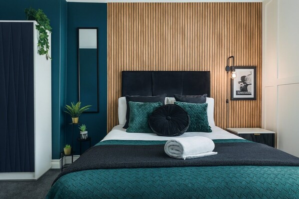 4 bedrooms, iron/ironing board, internet, bed sheets