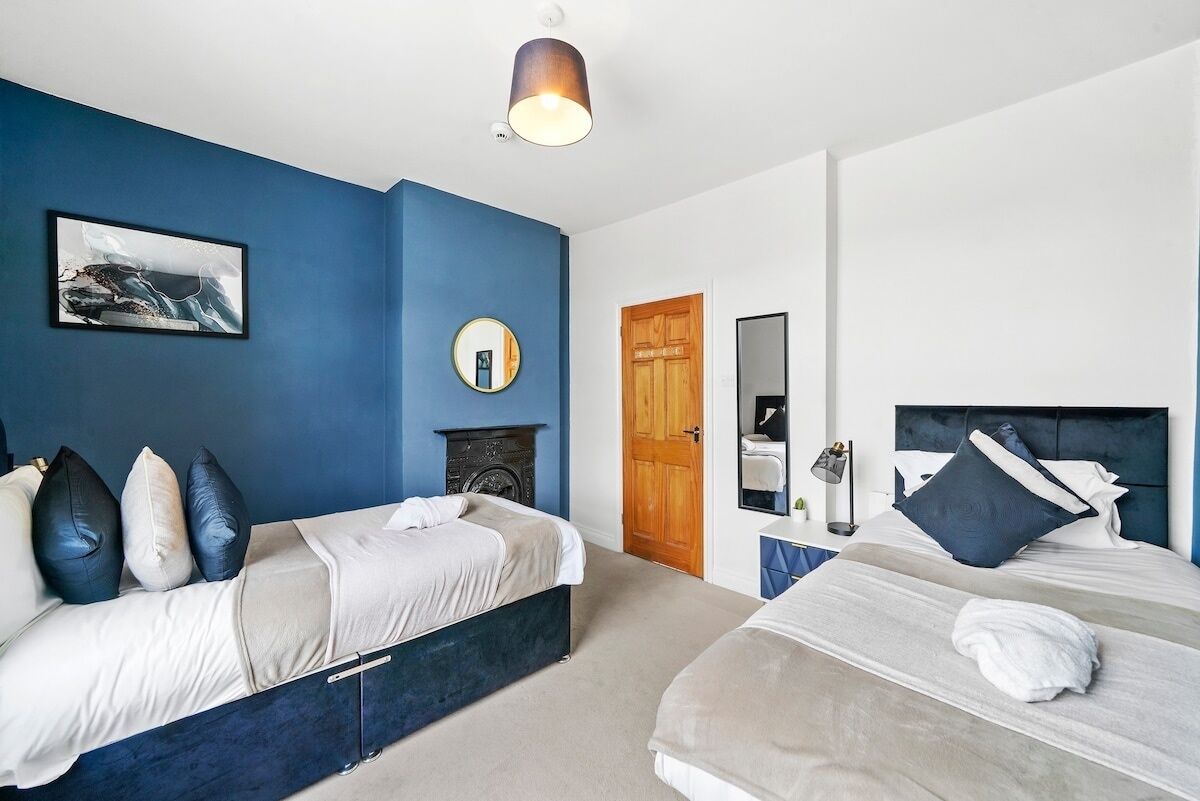 4 bedrooms, iron/ironing board, internet, bed sheets