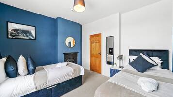 4 bedrooms, iron/ironing board, internet, bed sheets