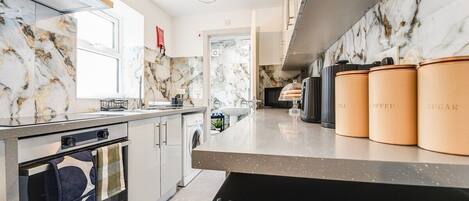 Kühlschrank, Mikrowelle, Ofen, Herdplatte