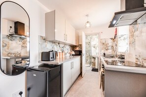 Jääkaappi, mikroaaltouuni, uuni, liesi