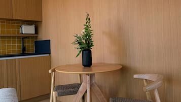 Immersive Studio | Private kitchen | Fridge, microwave, cookware/dishes/utensils