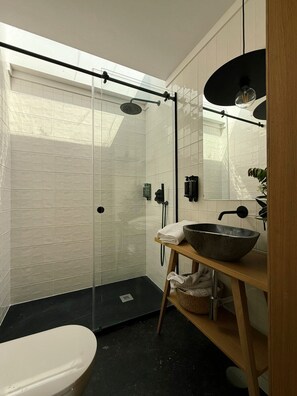 全景开间 | 浴室 | 淋浴设施、毛巾、肥皂、洗发水