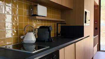 Kühlschrank, Mikrowelle, Kochgeschirr/Geschirr/Besteck