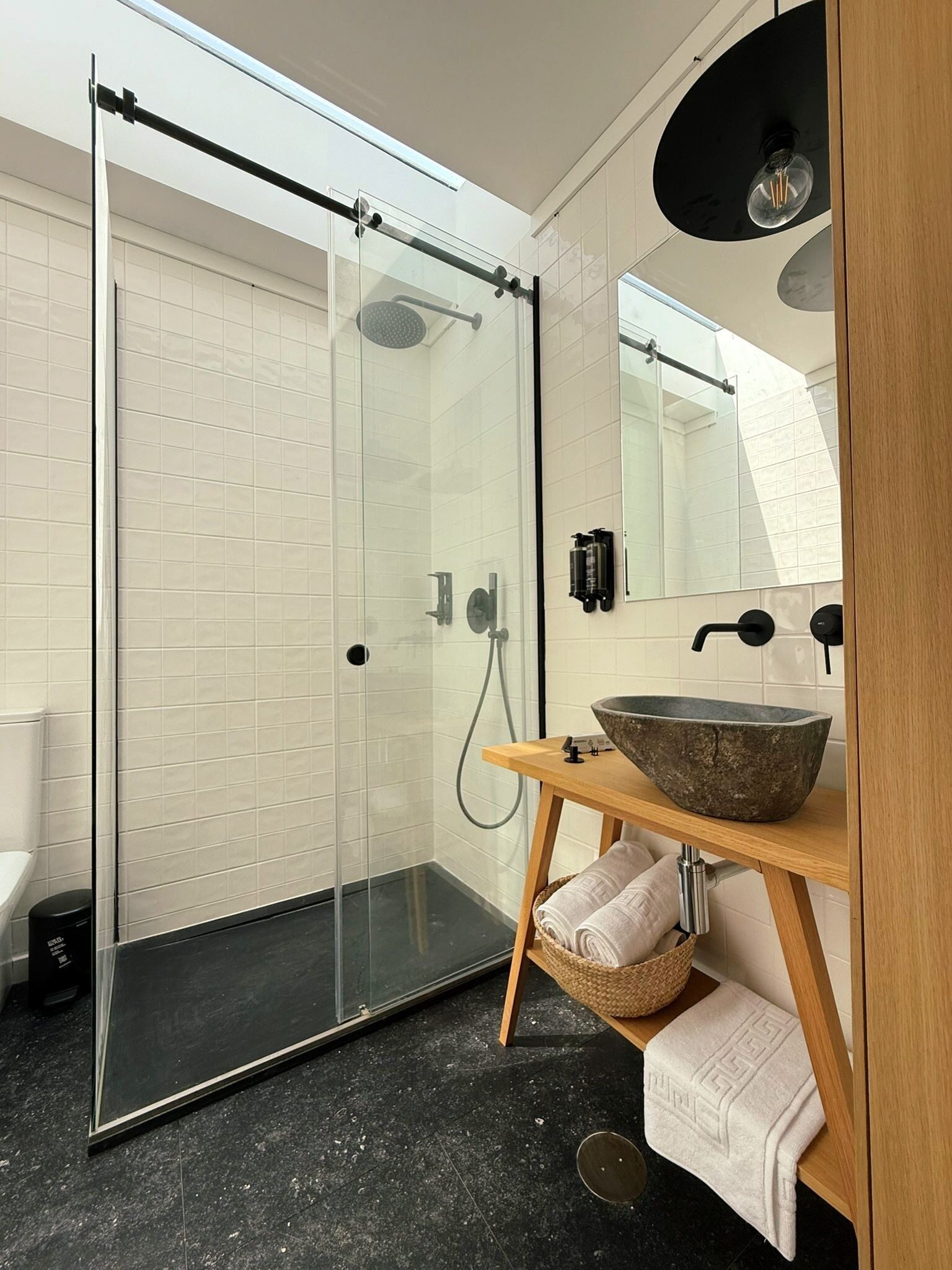 ฝักบัว, ผ้าเช็ดตัว, สบู่, ยาสระผม