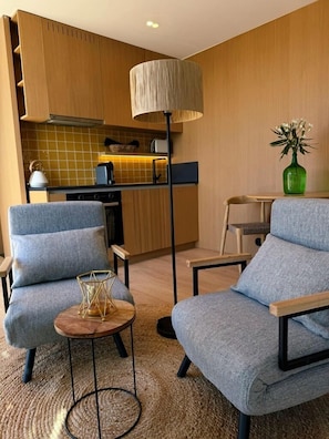 Immersive Studio | Private kitchen | Fridge, microwave, cookware/dishes/utensils