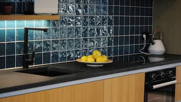 Villa | Cocina privada | Refrigerador, microondas y utensilios de cocina