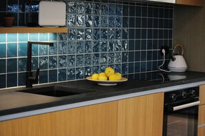 Refrigerador, microondas, utensilios de cocina